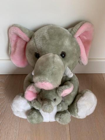 Nouveau jouet en forme d'éléphant avec un bébé éléphant.