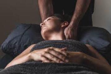 Massage relaxant pour femme par un homme chez vous