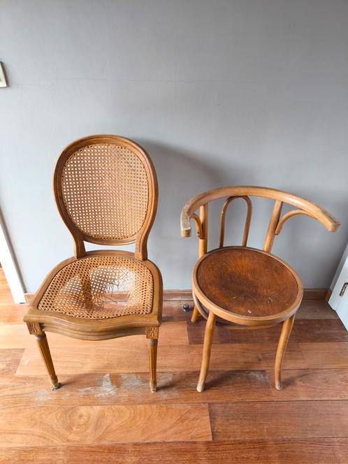 Deux chaises antiquités deux styles différents à restaurer, Antiquités & Art, Antiquités | Meubles | Chaises & Canapés, Enlèvement
