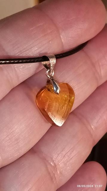 Pendentif cœur en ambre de la République Dominicaine 