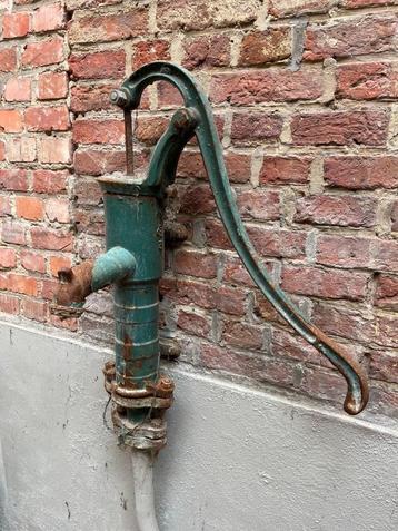 Pompe à eau décorative vintage