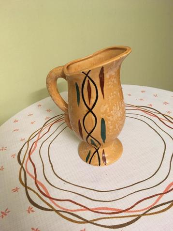 Beau vase vintage en céramique avec anse et dessin modern