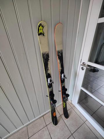 Skis double spatule Völkl ledge 162 + bâtons 