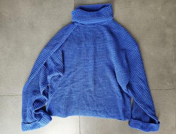 blauwe trui met wijde mouwen