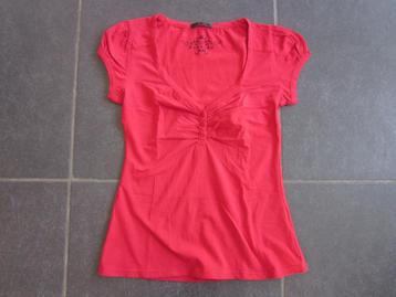 rode T-shirt met v-hals