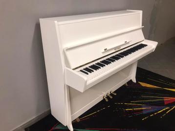  VENDU Très beau piano blanc de marque Petrof.