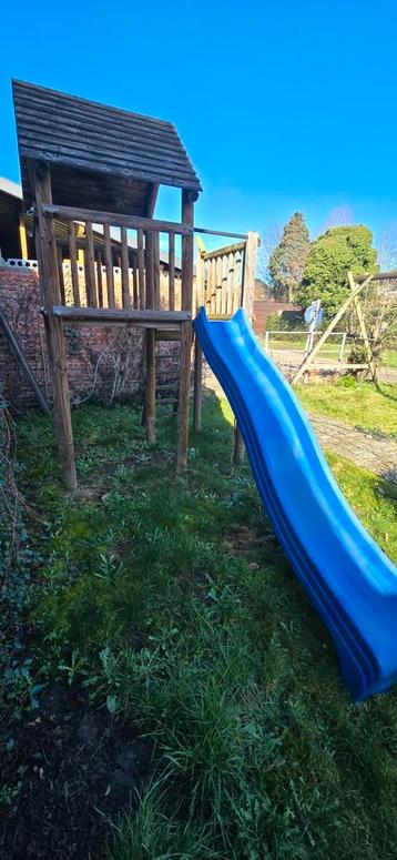 Speelhuisje met glijbaan.