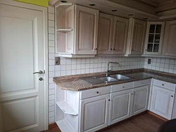 CUISINE EN CHÊNE MASSIF PATINÉ BLANC (+poutres)