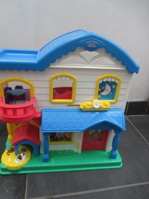 Fisher Price huis met 3 FP popjes en bed. Met # geluiden, Kinderen en Baby's, Speelgoed | Fisher-Price, Zo goed als nieuw, Speelset