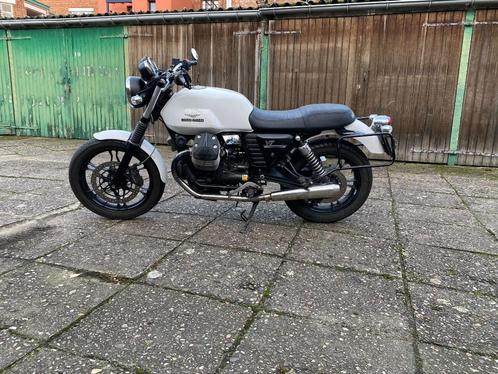 Moto Guzzi V7 met koffers, Motos, Motos | Moto Guzzi, Particulier, Naked bike, plus de 35 kW, 2 cylindres, Enlèvement