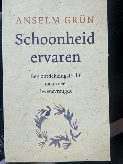 Anselm Grün - Schoonheid ervaren, Livres, Ésotérisme & Spiritualité, Comme neuf, Enlèvement