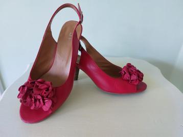 chaussures ouvertes en cuir rouge taille 38