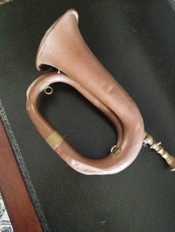 Ancienne trompette de charge en cuivre en forme de bémol 