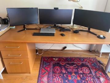 bureau et deux meubles de rangement assortis