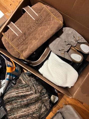 Gratis kleren tassen en schoen.