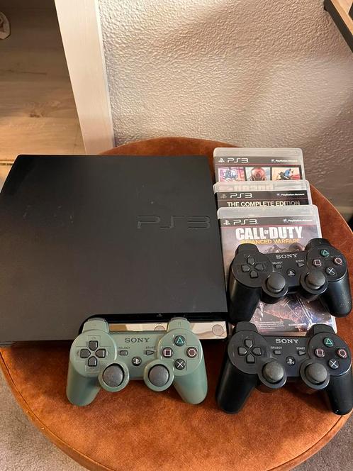 Ps3 slim - met 3 controllers en 3 games. 150gb, Games en Spelcomputers, Spelcomputers | Sony PlayStation 3, Zo goed als nieuw