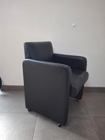 GRATIS 6 eettafelstoelen / zeteltjes zwart