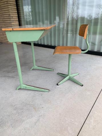 Bureaux d'école vintage avec chaises assorties