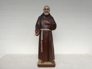 "Pater Pio" groot houten beeld in Het PAND