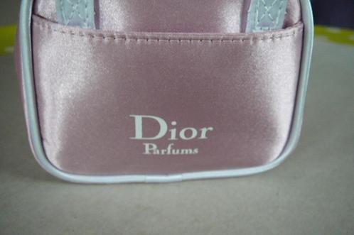 trousse de maquillage rose Dior CD, Bijoux, Sacs & Beauté, Trousses de toilette, Comme neuf, Fille, Rose, Enlèvement ou Envoi