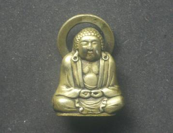 Pendentif ancien de Boudha en position de lotus