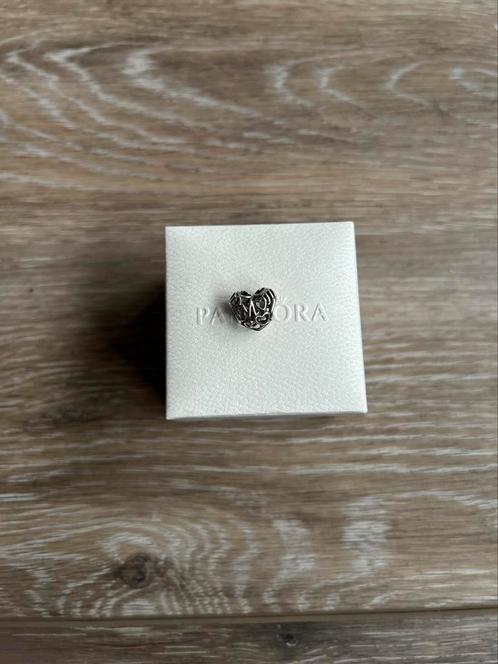 Zilveren Pandora bedel hart ‘Mom’, uitstekende staat, Bijoux, Sacs & Beauté, Bracelets à breloques, Comme neuf, Pandora, Argent