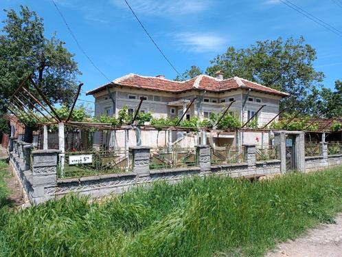 Noordoost Bulgarije - LANDELIJK HUIS MET RUIM TERREIN EN GAR, Immo, Maisons à vendre, 1500 m² ou plus