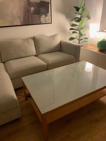 Grande table basse avec plateau en verre opaque (Ikéa)