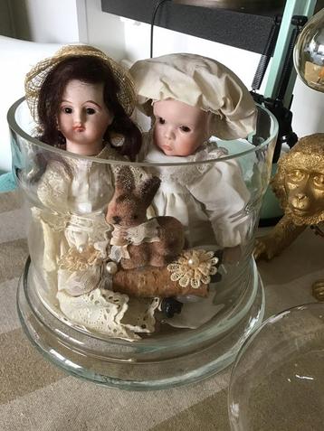 Cloche avec de jolies poupées anciennes 