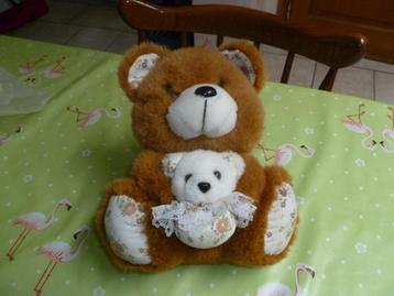 pluche bruine teddybeer met baby vooraan