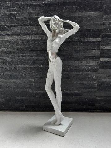 Statue de jeune fille blanche et argentée