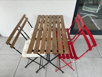 Tafel en stoelen 