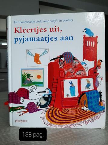 2 BOEKEN KLEERTJES UIT, PYJAMAATJES AAN/ DAAR BUITEN LOOPT E