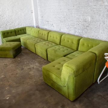 Canapé vintage en velours vert côtelé 
