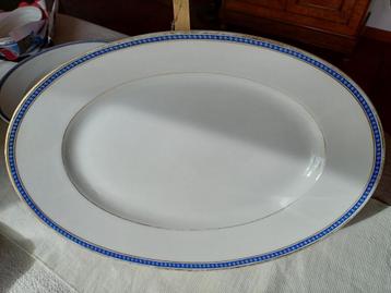 Grand plat ovale en porcelaine de Limoges France .