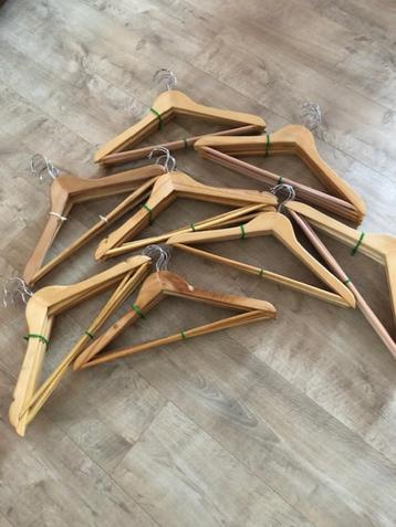 8 sets van 5 NIEUWE houten hangers