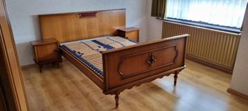 Mooi vintage houten bed met 2 nachtkastjes