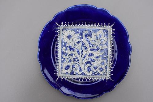 2x bord blauw indigo met wit crème kantwerk lace décor, Antiek en Kunst, Antiek | Keramiek en Aardewerk, Ophalen of Verzenden