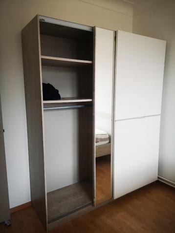 Bed, kleerkast, tafel