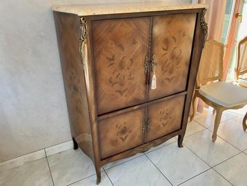 Armoire française en marqueterie avec garnitures en bronze