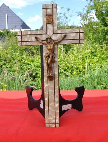 crucifix bois nacré avec christ synthétique 
