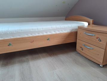 Gratis: bed met nachtkastje! (Matras eventueel ook, gratis)