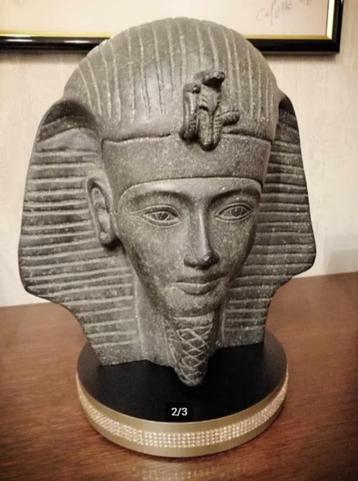 buste faraoh in graniet op voet