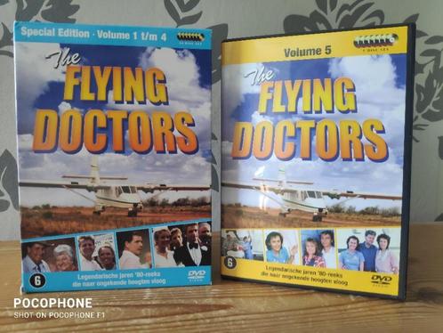 Flying Doctors - Seizoen 1 - 5 - Nieuwstaat NLO, CD & DVD, DVD | TV & Séries télévisées, Comme neuf, Drame, Coffret, Tous les âges