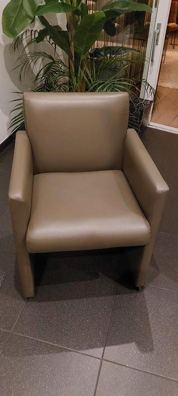 GRATIS: Stoelen in gebruikte staat