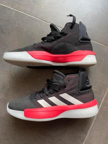 Chaussure basket taille 44 Adidas 