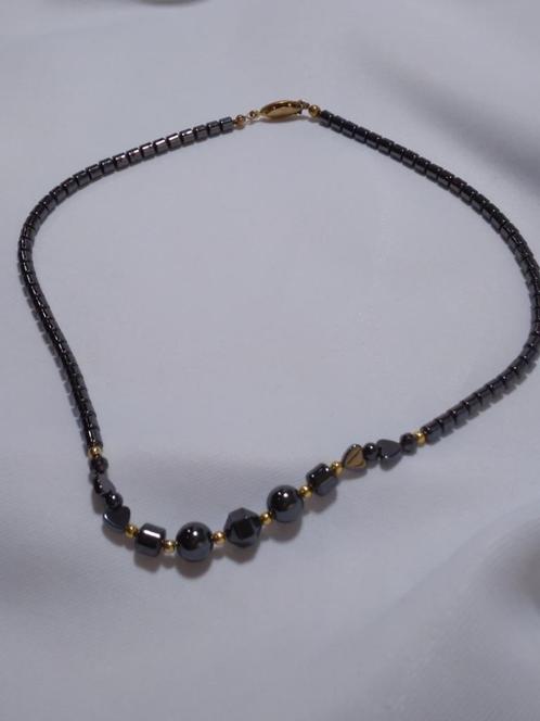 Collier vintage perles noires/coeurs en hématite, Bijoux, Sacs & Beauté, Colliers, Neuf, Pierre ou Minéral, Noir, Avec pendentif