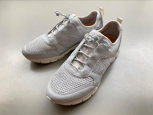 Sneakers Geox gris clair pour fille taille 35, Enfants & Bébés, Vêtements enfant | Chaussures & Chaussettes, Comme neuf, Chaussures
