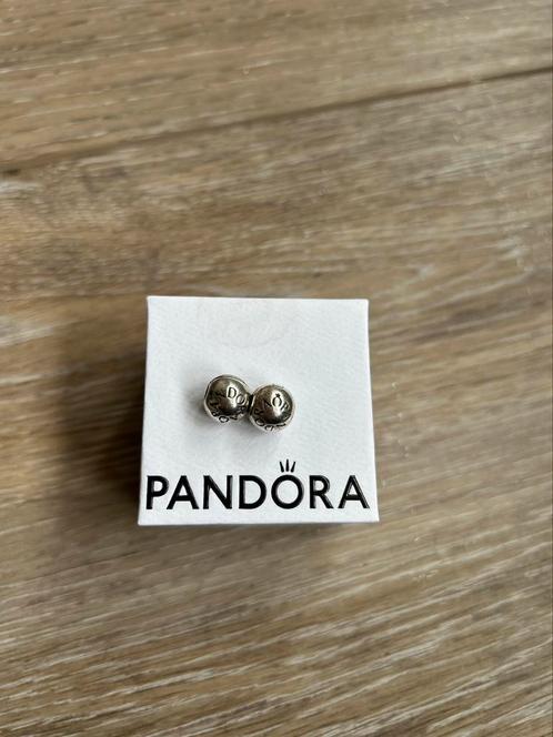 Ensemble de deux clips argentés Pandora, excellent état, Bijoux, Sacs & Beauté, Bracelets à breloques, Comme neuf, Pandora, Argent