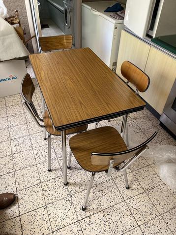 IJzeren tafel met 4 stoelen (uittrekbaar)